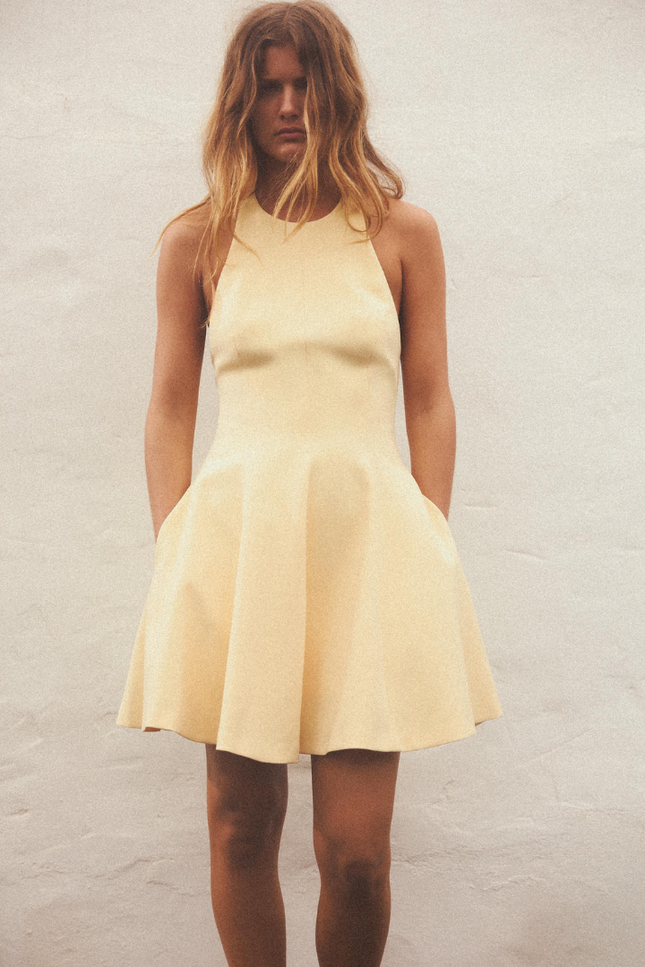 Gele mini halter design ruffle jurk