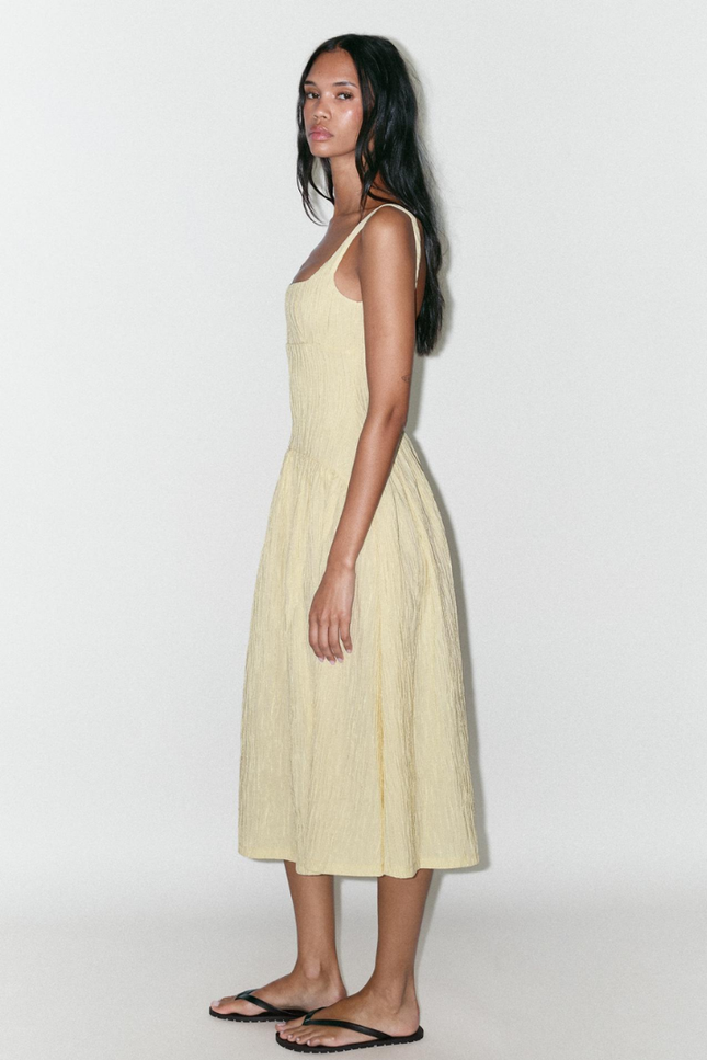 Gele slip model ruffle stijl jurk